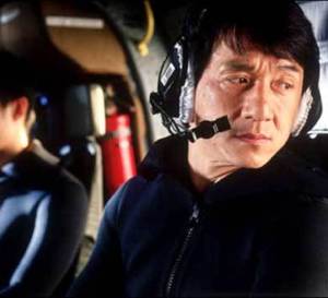 Le médaillon : Jackie Chan porte un chrono Breitling Chronomat