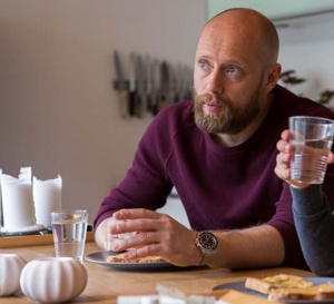 Nobel : Aksel Hennie porte une Rolex Submariner en acier