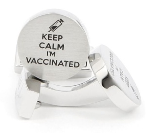 Keep calm, I'm vaccinated : des boutons de manchette dans l'air du temps