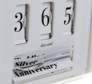 Mister Jones Wedding Anniversary Clock : compte à rebours de votre anniversaire de mariage…