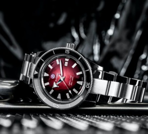 Rado Captain Cook : rouge fumé sur acier