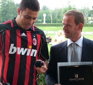 Romain Jerome offre sa première montre Titanic-DNA au footballeur Ronaldo