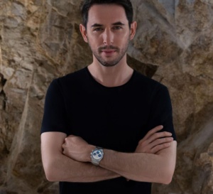 Le musicien The Avener, ambassadeur de la collection Highlife de Frédérique Constant