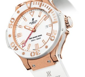 Big Bang King Porto Cervo de chez Hublot : une belle plongeuse en or rouge et céramique blanche