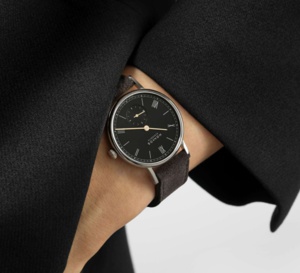 Ludwig 33 : la petite montre noire selon Nomos