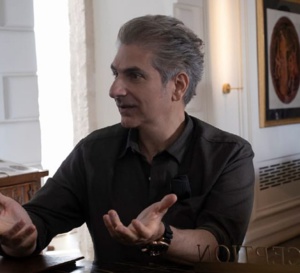 The White Lotus : Michael Imperioli porte une Panerai Submersible en or