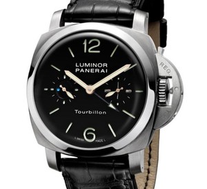 Avec la Panerai Luminor 1950 Tourbillon GMT… le tourbillon se fait discret