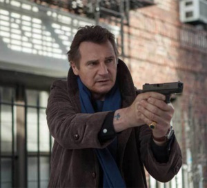 Ballade entre les tombes : Liam Neeson porte une Hamilton Khaki Field
