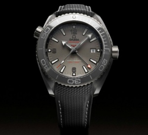 Omega Seamaster Planet Ocean Dark Grey en céramique : légère, robuste, étanche à 600 mètres et GMT