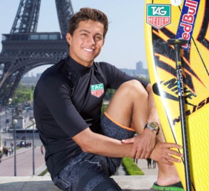 TAG Heuer : le surfeur Kai Lenny de passage à Paris choisit un chrono Aquaracer