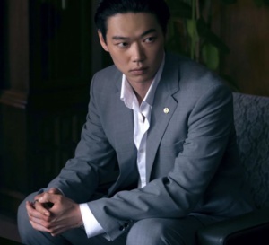Tokyo Vice : Shô Kasamatsu porte une montre Luminor Panerai en acier