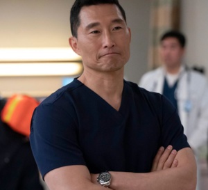 New Amsterdam : Daniel Dae Kim porte une Rolex Daytona en acier avec lunette céramique