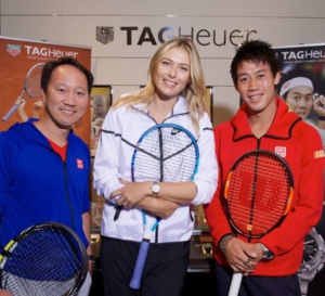 TAG Heuer : battle de la générosité sur les Champs-Elysées avec Maria Sharapova