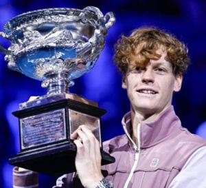 Jannik Sinner soulève le trophée de l'Open d'Australie avec une Rolex Submariner au poignet