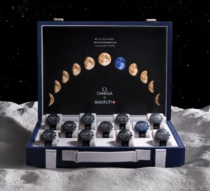 11 valises MoonSwatch Moonshine Gold aux enchères chez Sotheby's par Omega pour Orbis