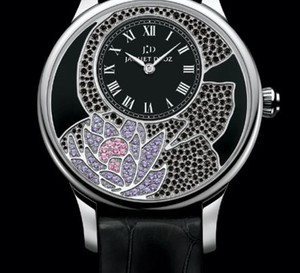 Fleur de Lotus de Jaquet Droz : une vraie montre mécanique parée de diamants noirs, de saphirs roses ou bleus, d'améthystes et de tsavorites