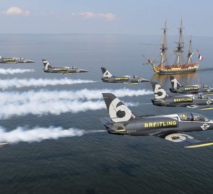 Etats-Unis : la Breitling Jet Team survole l'Hermione