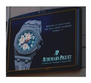 Audemars Piguet : un affichage publicitaire électroluminescent pour l’ouverture de sa boutique parisienne