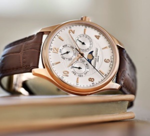 Frédérique Constant Runabout Moonphase : un rivage de Riva...