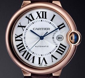 La Ballon bleu de Cartier en or rose se pare d’un bracelet en alligator