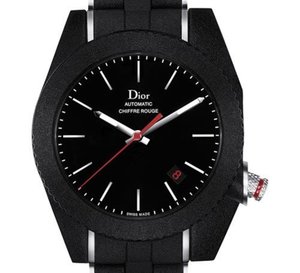 Chiffre Rouge A06 de Dior : toujours asymétrique et recouverte de caoutchouc noir