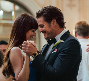 Materialists : Pedro Pascal porte une Reverso Tribute Jaeger-LeCoultre en or rose