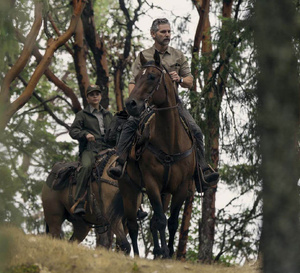 Une nature sauvage : Eric Bana porte un chronographe Timex noir Expedition Field