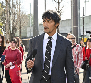 News Anchor : Hiroshi Abe porte une montre Otsuka Lotec