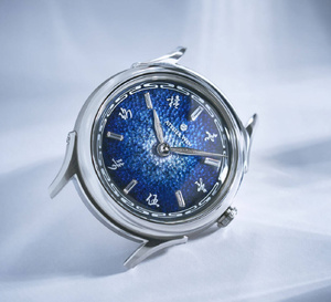 Ancestra d'Atelier Wen : toute la beauté d'un cadran bleu fumé martelé en émail grand feu !