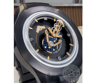 Le chef pâtissier Amaury Guichon réalise une montre Freak Ulysse Nardin entièrement en chocolat !