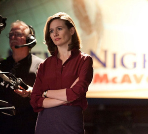 The Newsroom : Emily Mortimer porte une Tank en or jaune de chez Cartier