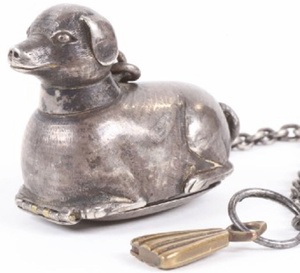 Le "Chien de Pau" : vente aux enchères d'une montre en argent du 17e siècle en forme de chien