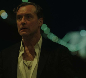 Black Rabbit : Jude Law porte une Rolex GMT Master II vintage en or et acier