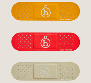 Les pansements en cuir Petit h d'Hermès : quand le banal devient un manifeste créatif