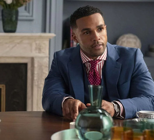 Emily in Paris : Lucien Laviscount porte une Ebel Sport Classic 37 mm