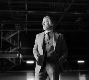 Wake up Dead Man, une histoire à couteaux tirés : Daniel Craig porte une Omega De Ville