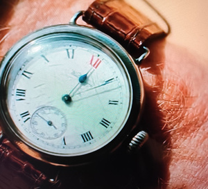 Les sept cadrans : Guy Siner porte une montre des tranchées de la Première guerre mondiale