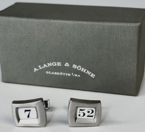 Les boutons de manchette "à heures sautantes" d'A. Lange &amp; Söhne