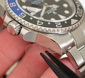 Stickers de protection pour montres de luxe : discret bouclier ou hérésie horlogère ?