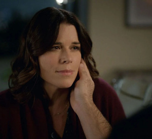 La défense Lincoln : Neve Campbell porte une Tank en or de chez Cartier