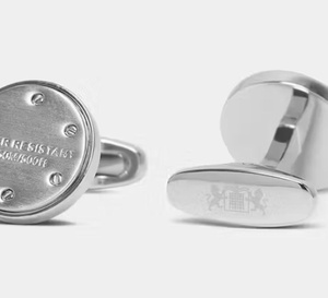 Plongée en élégance : les boutons de manchette Hawes &amp; Curtis "Silver Dive Watch"