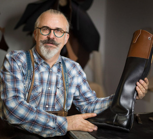 A Saumur, le bottier Joel Albert cultive l'art des bottes sur-mesure