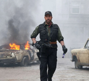 Chuck Norris : un homme et des montres d'action