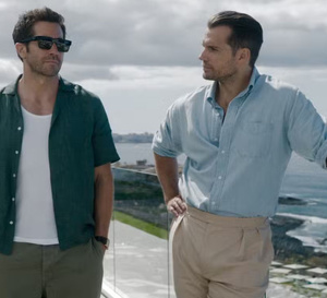 In the grey : Jake Gyllenhaal porte une Cartier Santos-Dumont en acier