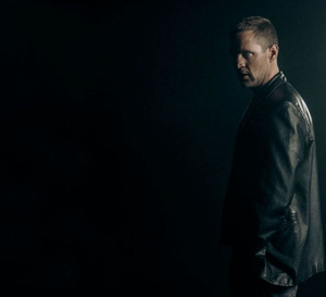 Detective Hole : Tobias Santelmann porte une Omega Constellation vintage