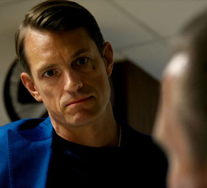 Detective Hole : Joel Kinnaman porte une Rolex Daydate en or jaune