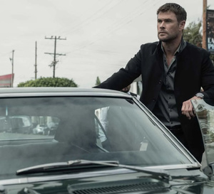 Crime 101 : Chris Hemsworth porte une Rolex Submariner en acier