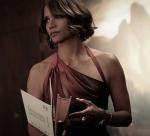 Crime 101 : Halle Berry porte une Rolex Daydate en or jaune