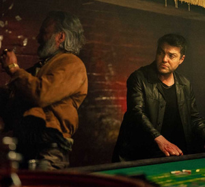 Legends : Tom Burke porte une Rolex Daydate en or jaune