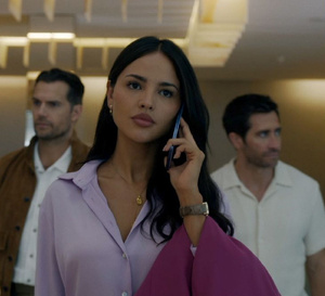 In the grey : Eiza Gonzalez porte une Jaeger-LeCoultre Reverso Duetto en or rose